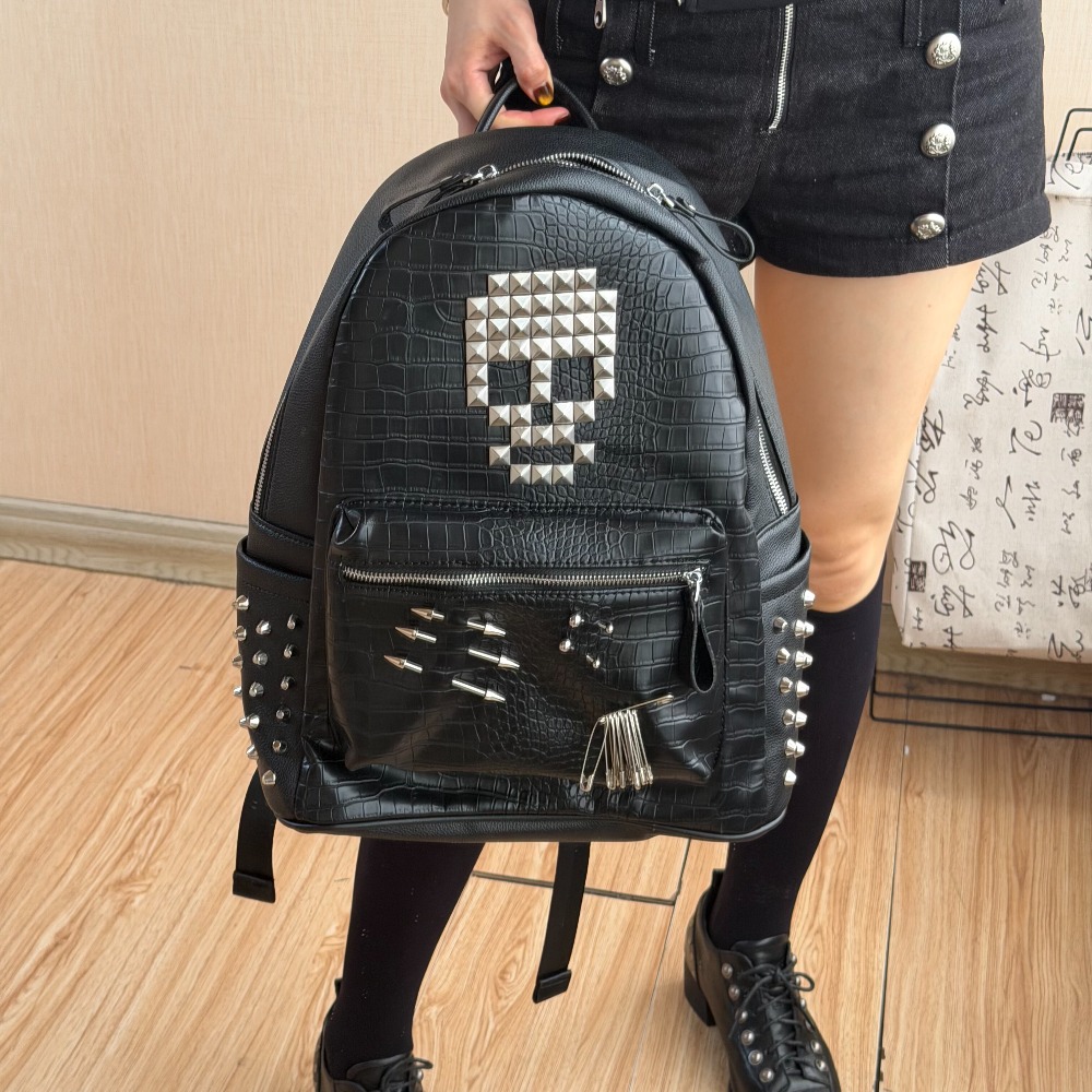 Fashion Backpack Women - Czarny plecak z nitami w kształcie
