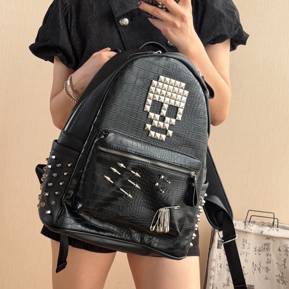 Czarny plecak z nitami w kszta – Fashion Backpack Women recenzja i cena