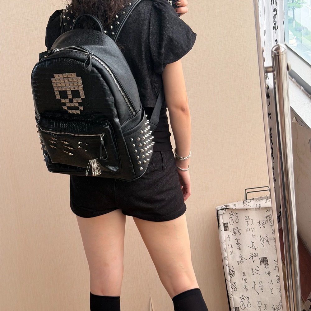 Czarny plecak z nitami w kszta – Fashion Backpack Women recenzja i cena